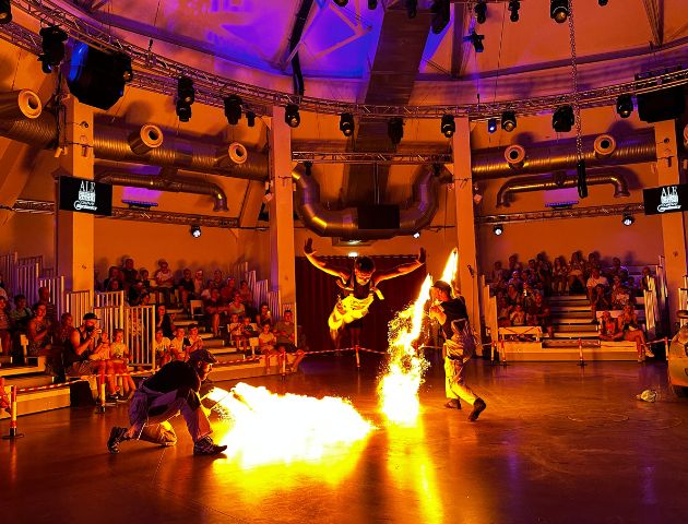 obrazek do 🎭 Scena. Światła. Dzieci w roli artystów. Rodzinny weekend w kolebce sztuki cyrkowej.